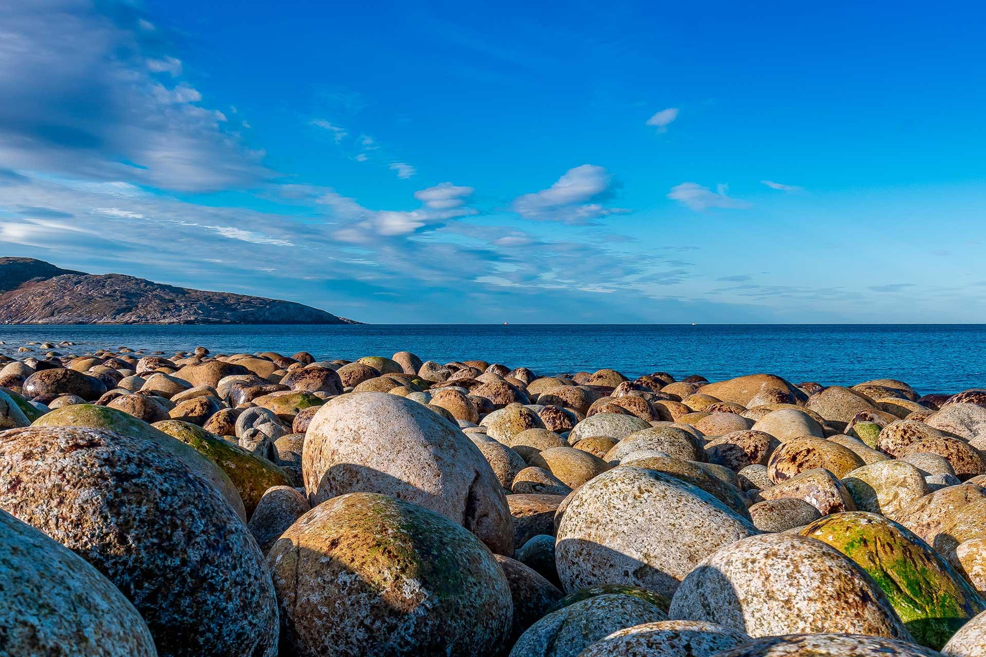 Пляж «Яйца дракона» (фото: shutterstock.com / photomatika)