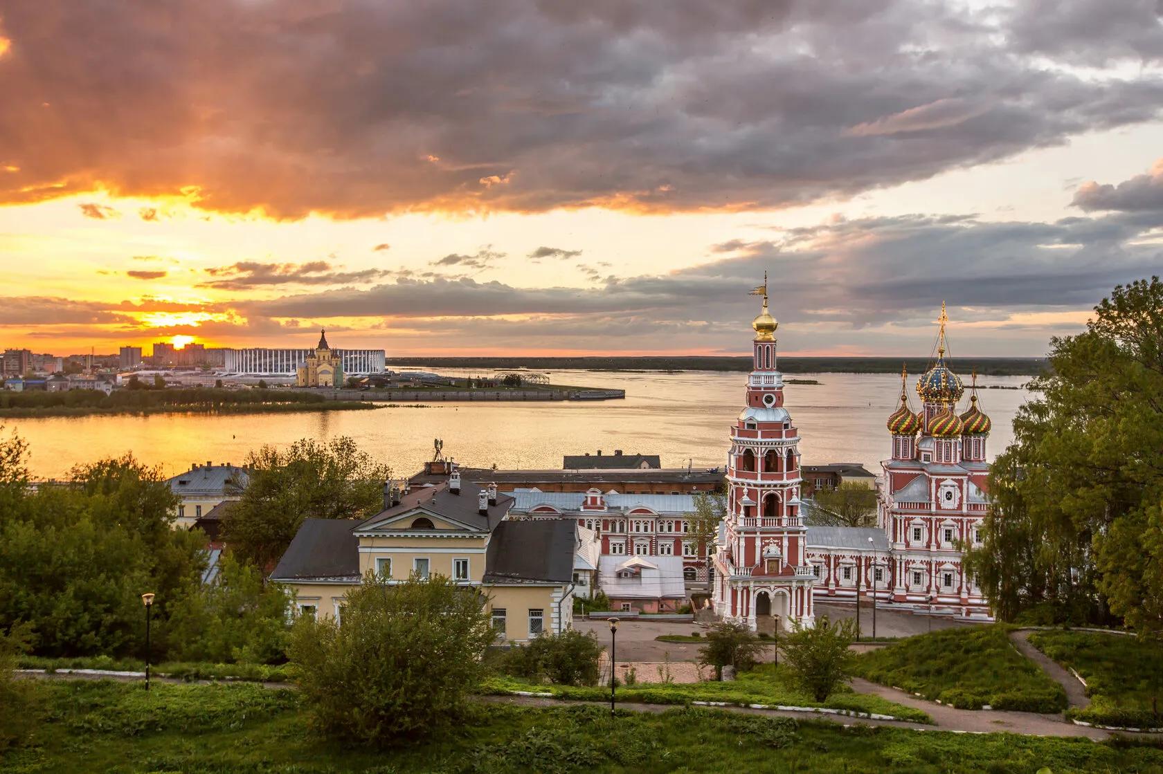 Летний закат в Нижнем Новгороде с видом на Стрелку