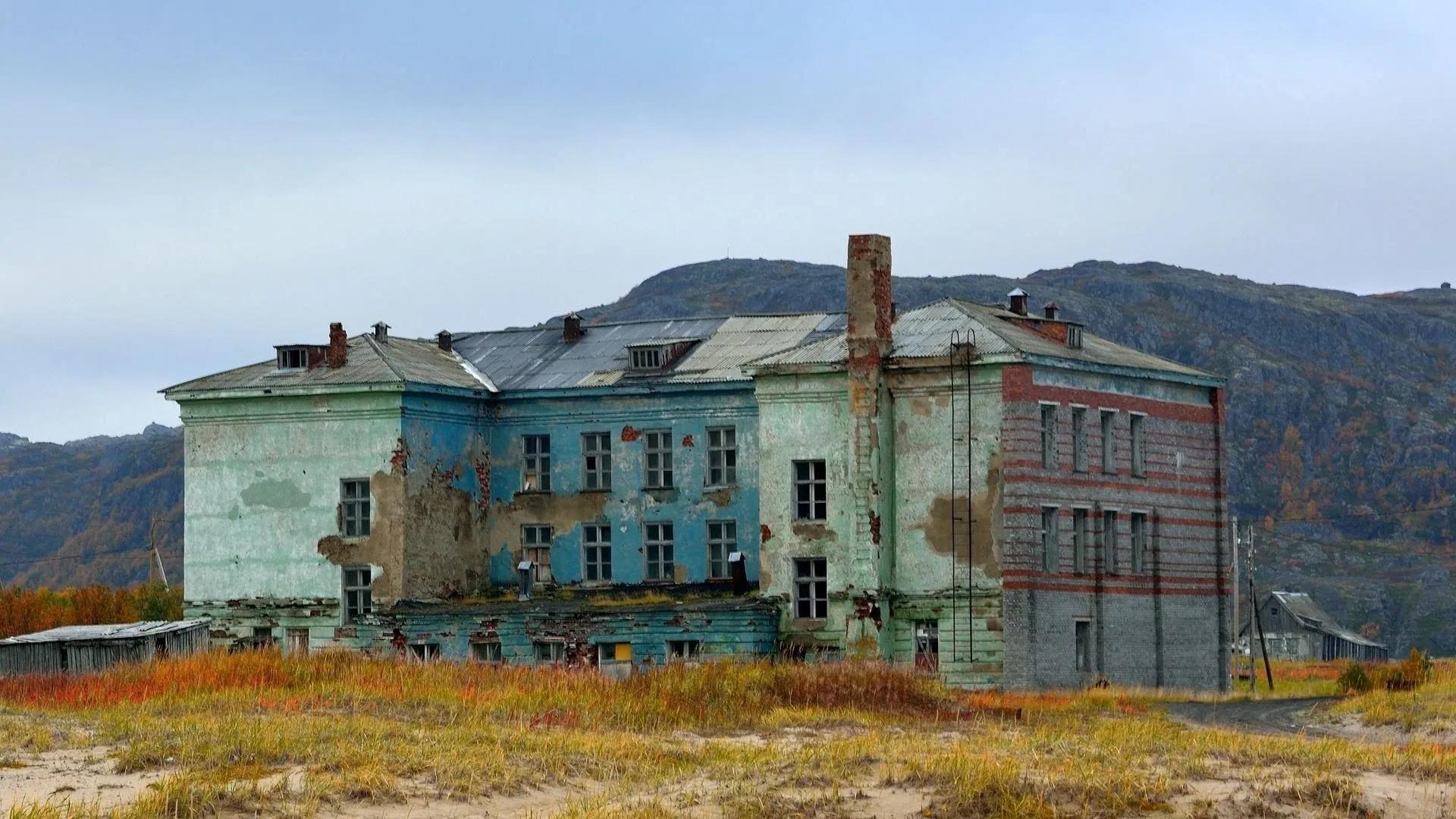 Заброшенная школа в Териберке