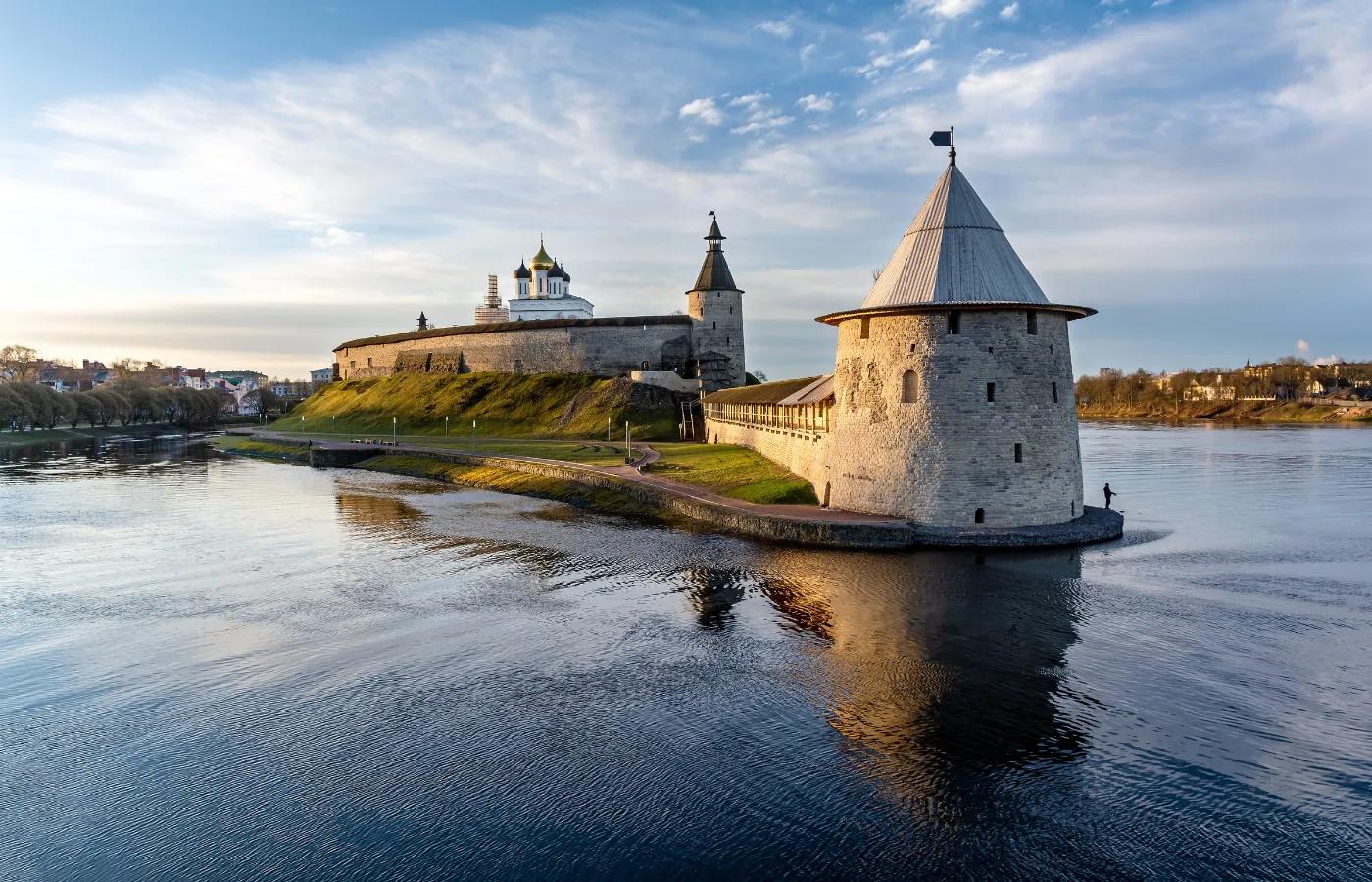 Плоская башня Псковского кремля в устье Псковы