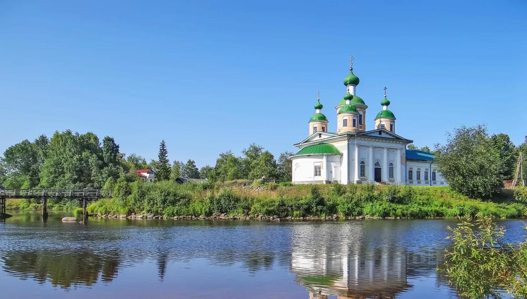 Река Олонка и церковь Смоленской иконы Божией Матери на острове Мариам. Олонец. Карелия.
