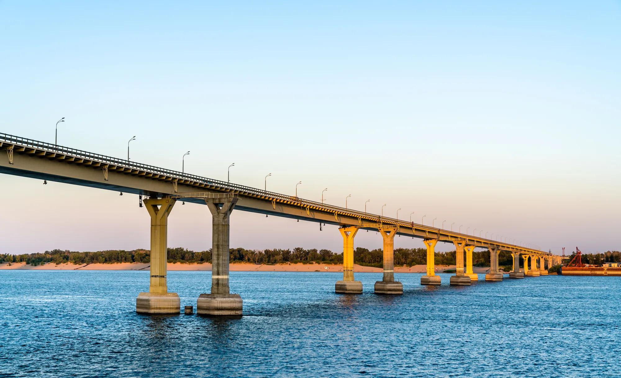 Волгоградский мост shutterstock_1235475079
