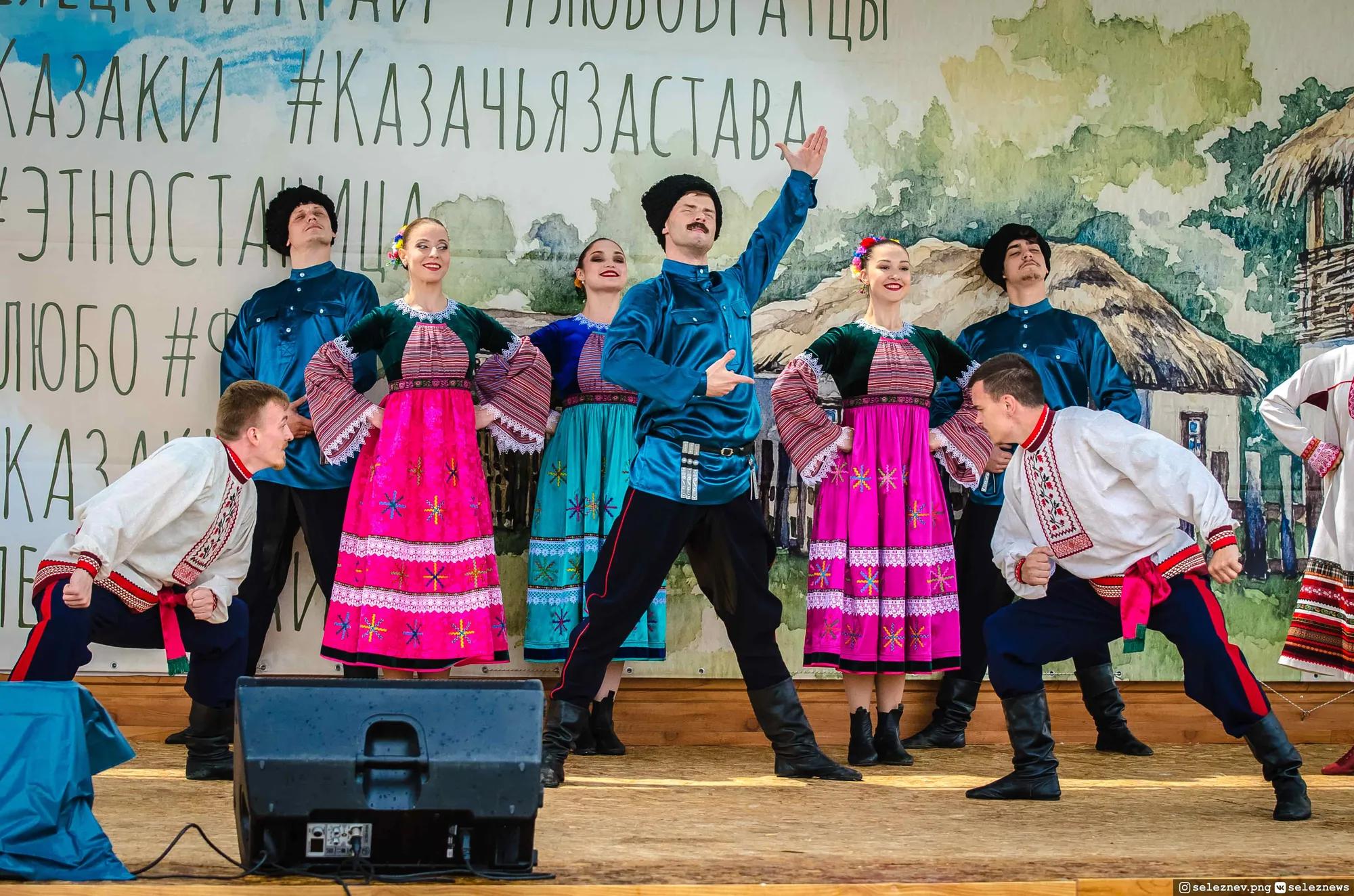 Артисты на главной сцене