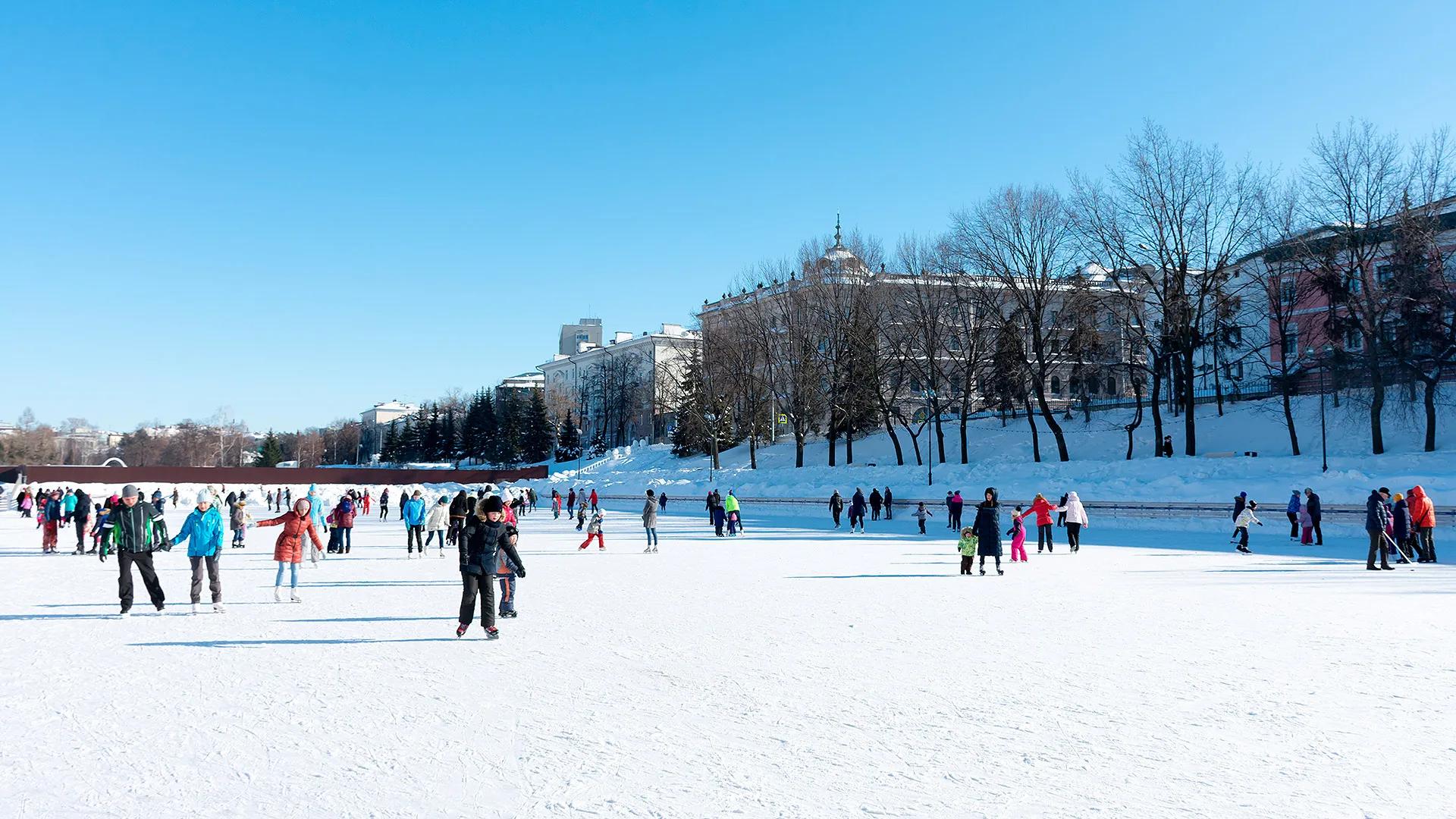Каток на Черном озере в Казани. Фото: shutterstock.com, KVN1777