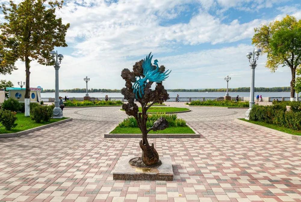 Скульптура «Клен» на набережной