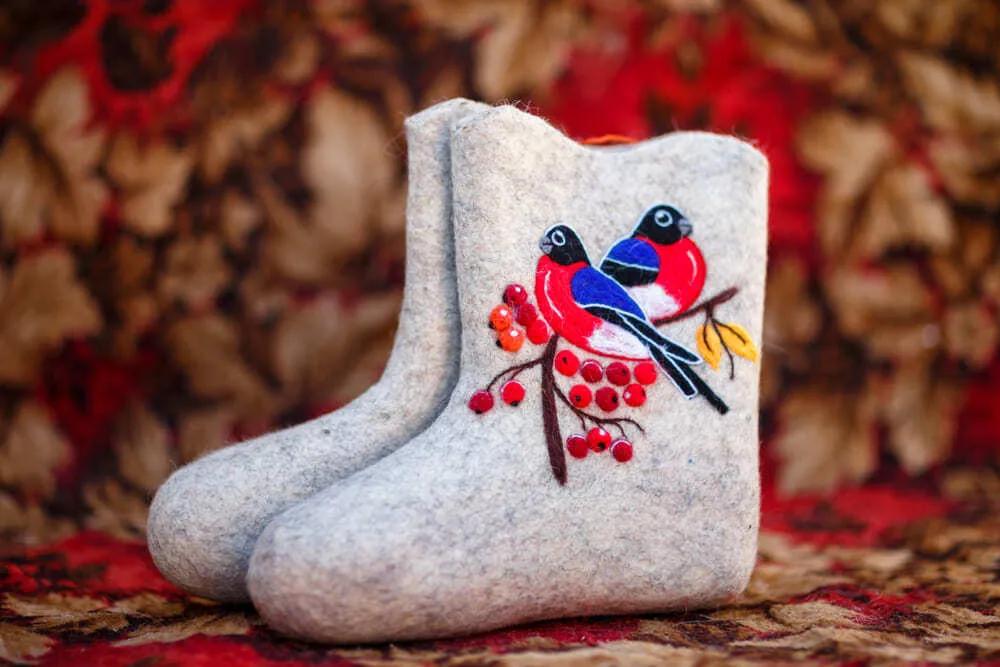 Валенки с вышивкой