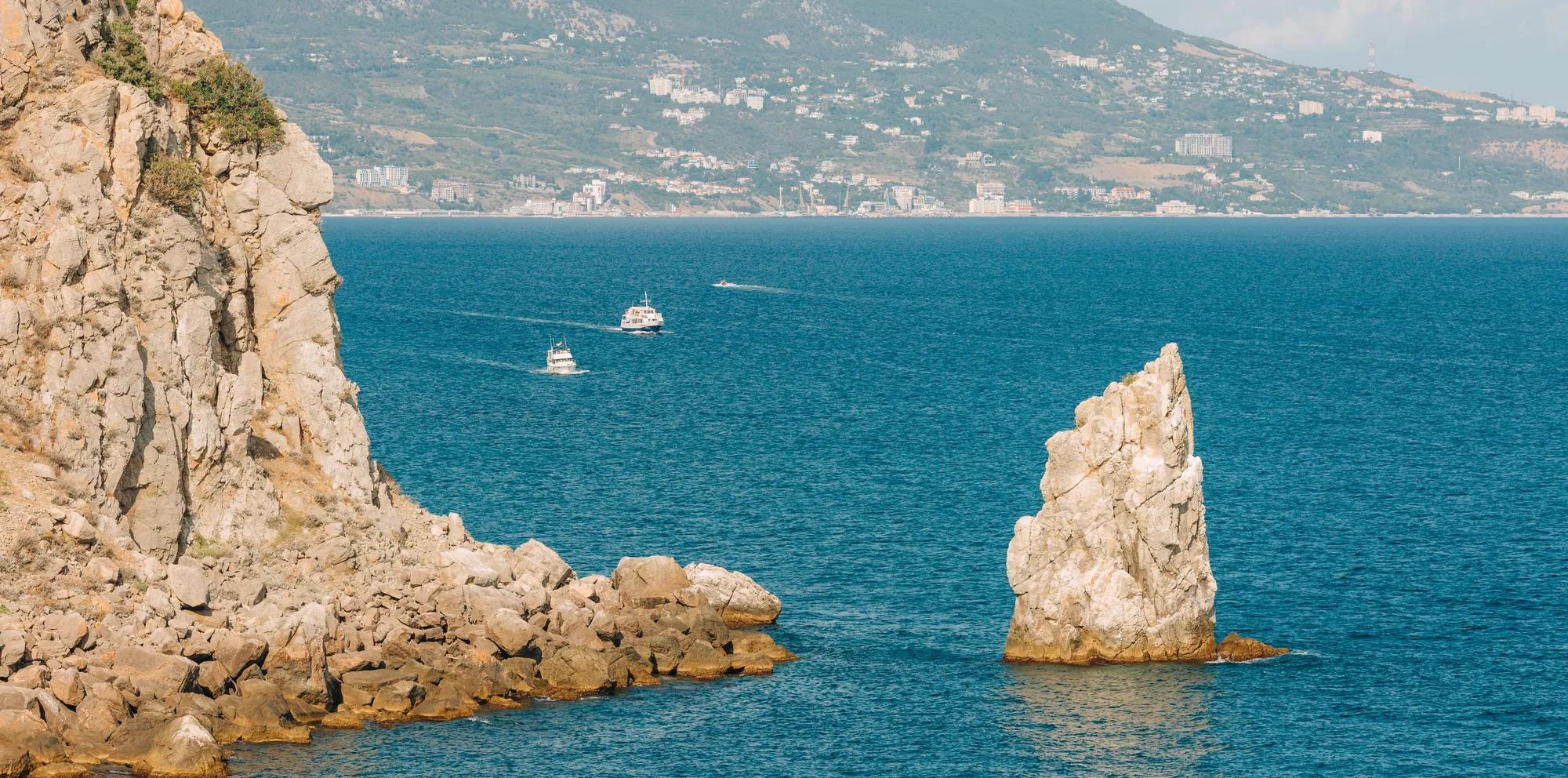 Скала Парус в Гаспре. Фото: Shutterstock / Gvozdovskaya Anna