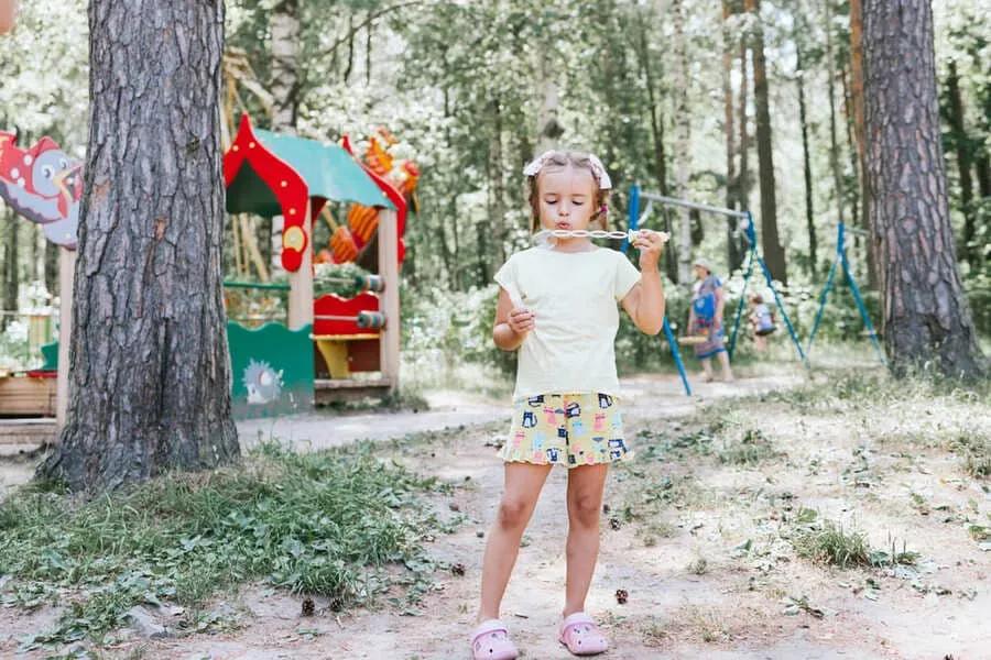 Девочка пускает мыльные пузыри