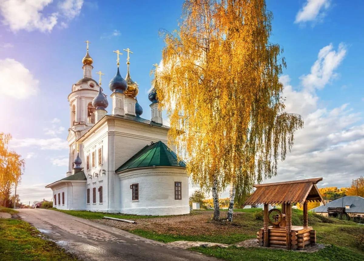 Варваринская церковь в Плесе осенью