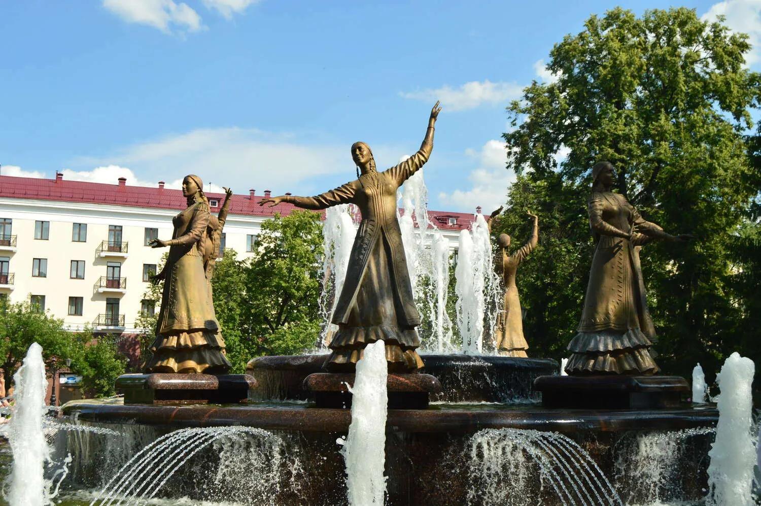 Уфа. Фонтан «Семь девушек». Фото: Shutterstock.com