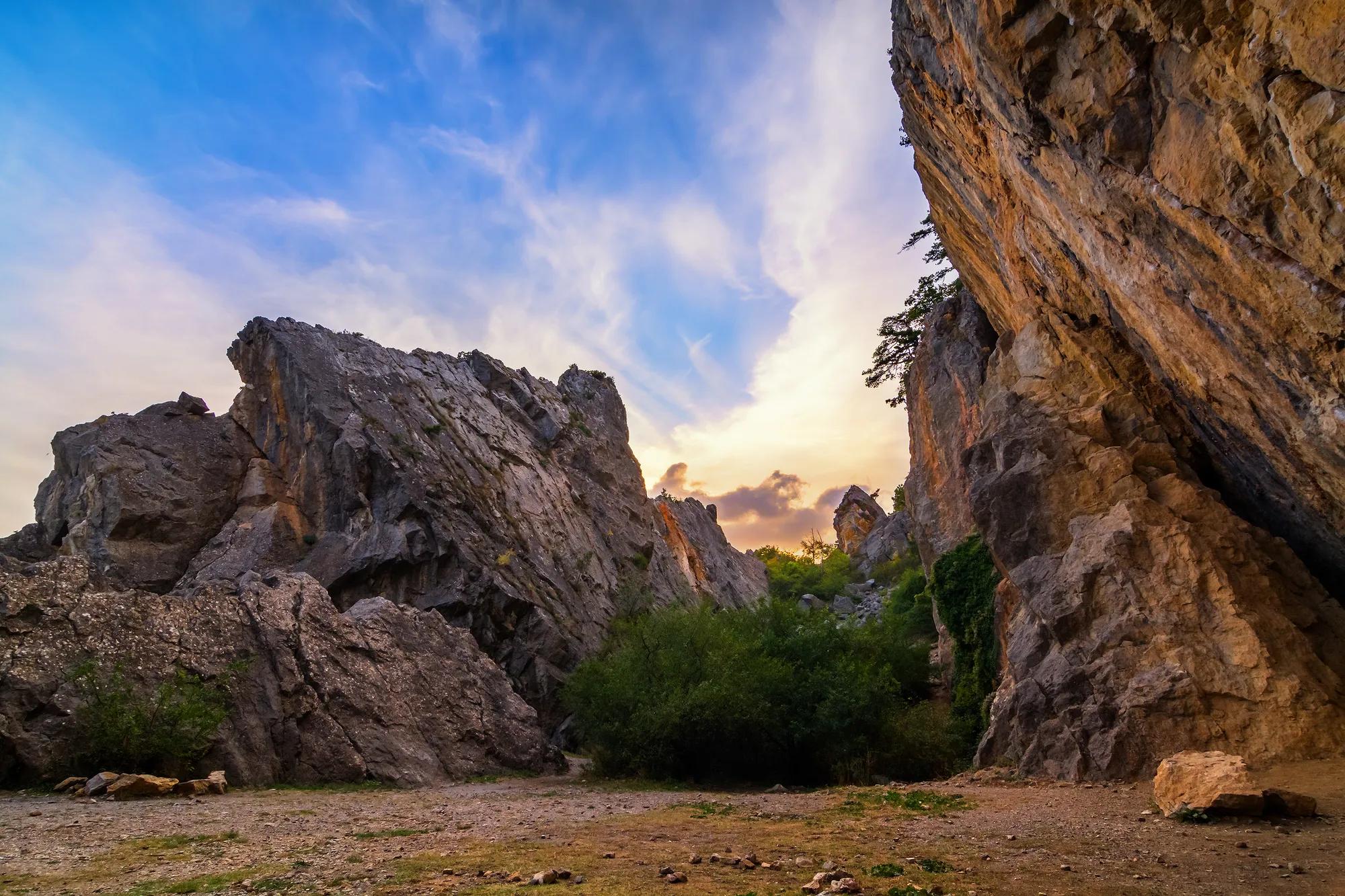 Никитская расселина в пгт Никита. Фото: Shutterstock / dsaprin