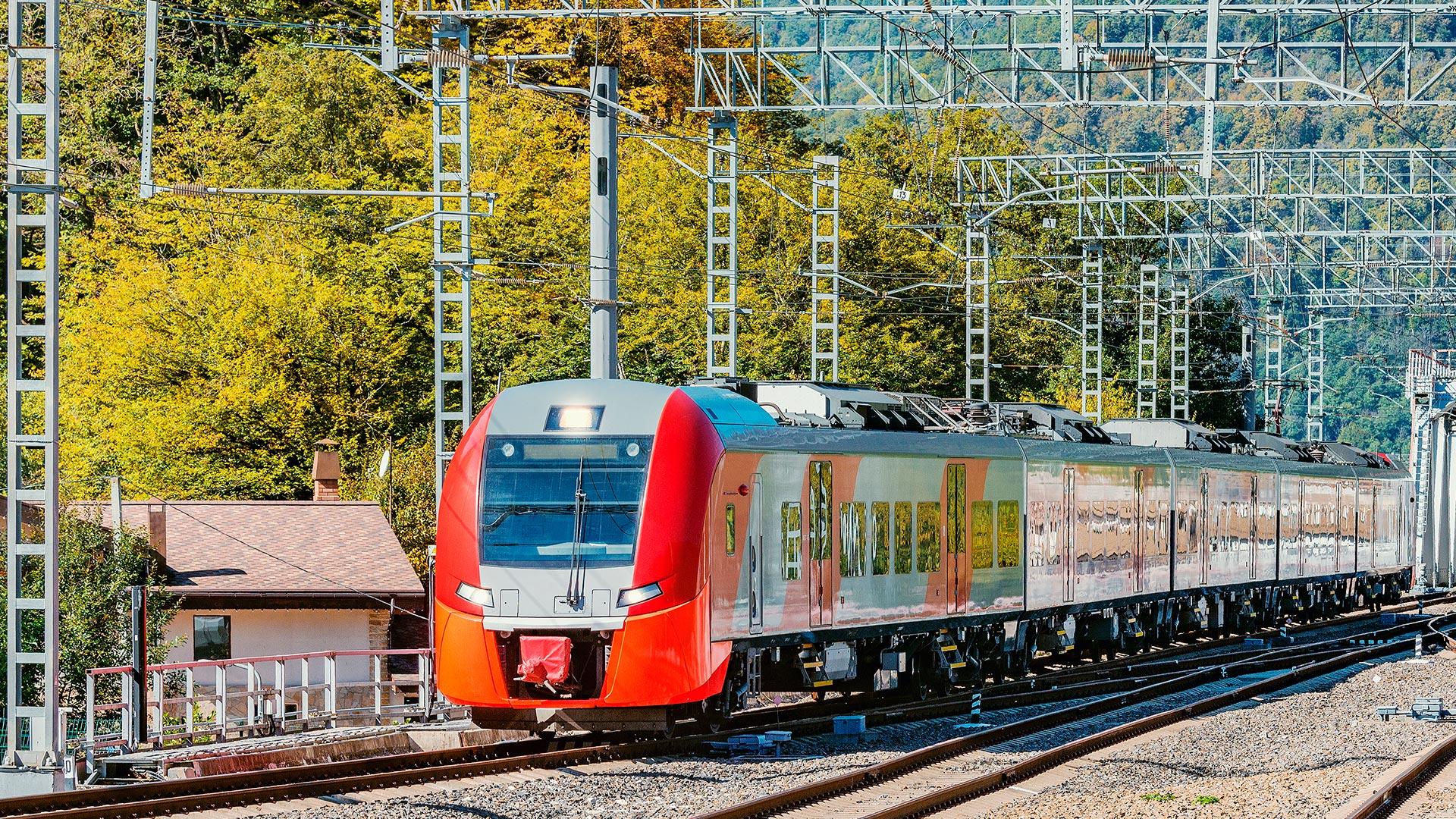 Поезд_на_Кавказе_shutterstock