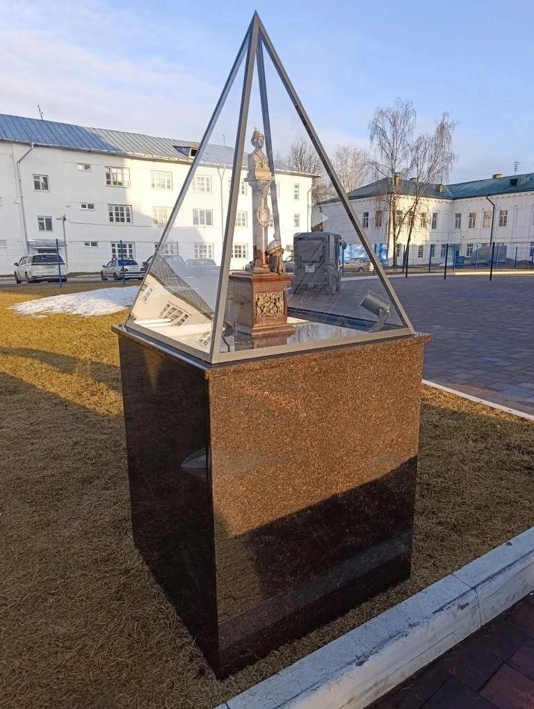 В Костроме у Кремля открыли мини-копию памятника Михаилу Романову
